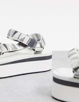 teva flatform universal chunky sandals in black