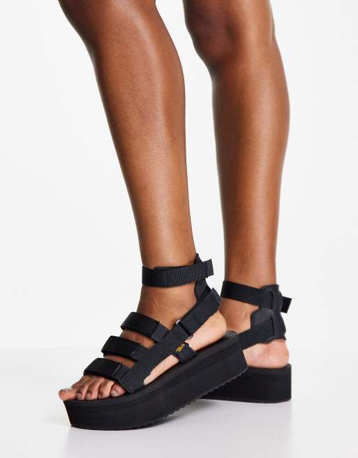 Teva Mevia Romersandalen in Schwarz mit dicker Sohle ASOS