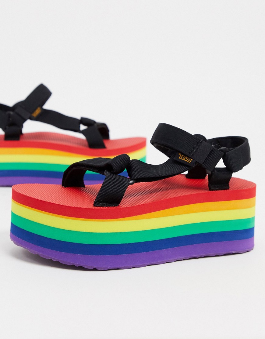 Teva – Universal Pride – Svarta flatform-sandaler med regnbågsfärgad sula-Flerfärgad