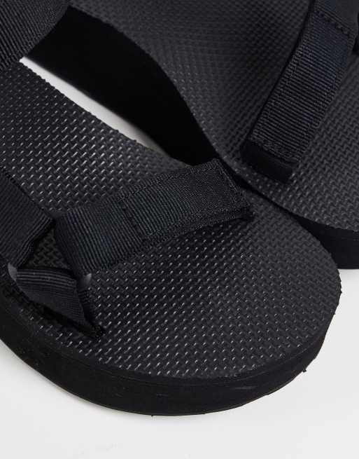 Teva Universal Sandalen in Schwarz mit flacher Plateausohle ASOS