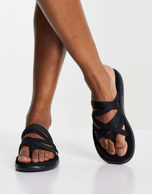 Teva – Voya Zillesa – Czarne sandały z pasków z pętelką na palec, 4 z 4