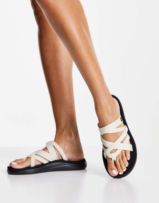 Teva Voya Zillesa Riemchensandalen in WeiB mit Zehenschlaufe ASOS