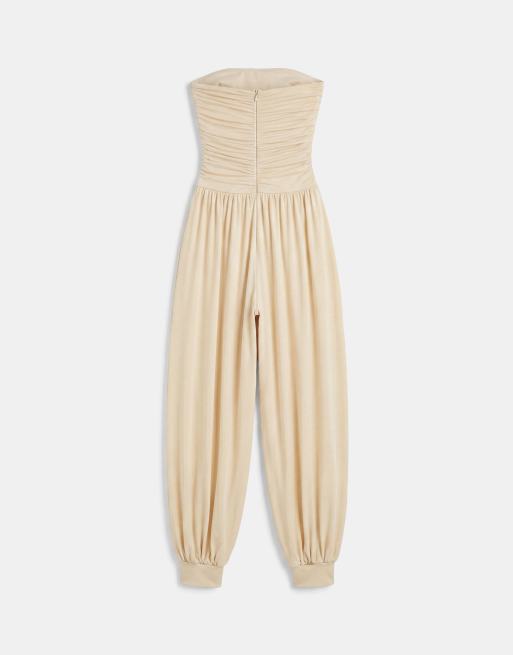 TFNC – Anschmiegsamer, trägerloser Jumpsuit in Creme mit Haremshose, 6 von 7