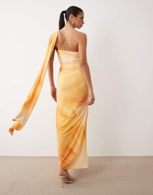 TFNC – Anschmiegsames Maxikleid in Gelb mit abstraktem Muster, One-Shoulder-Träger und Schaldetail, 4 von 4