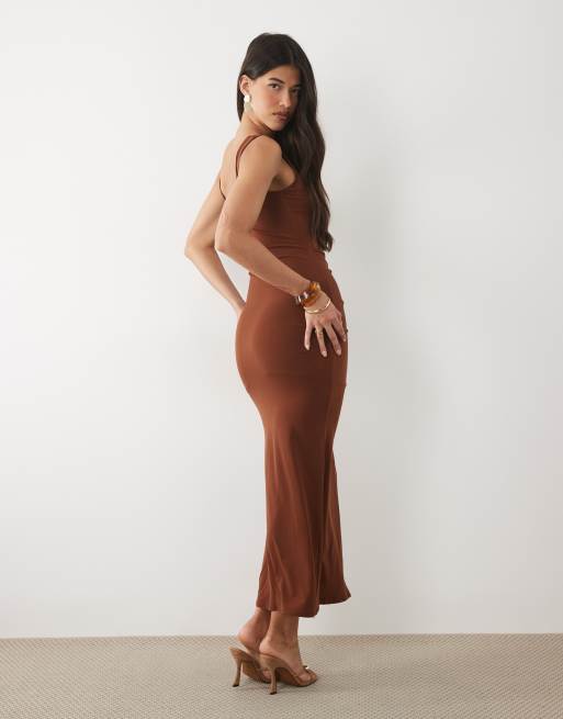 TFNC – Anschmiegsames Maxikleid in Schokobraun mit U-Ausschnitt, Knotendetail und Schlitz, 2 von 4