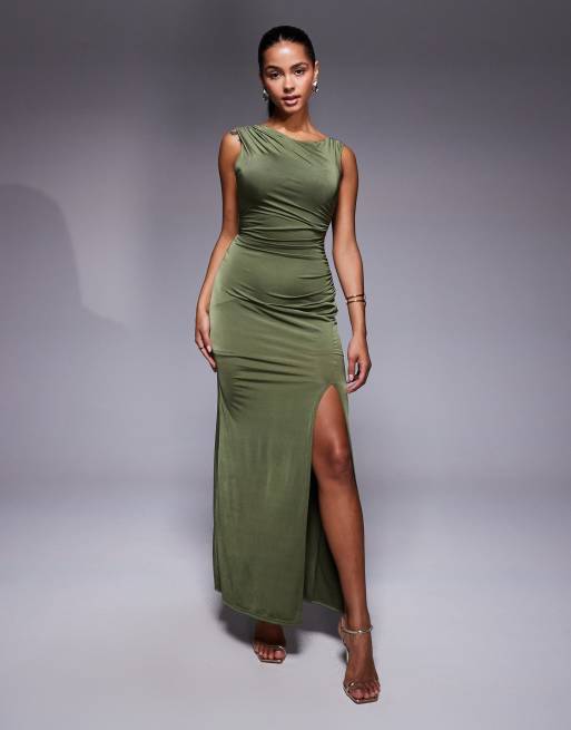TFNC – Asymmetrisches schulterfreies Midikleid in Oliv mit hohem Beinschlitz