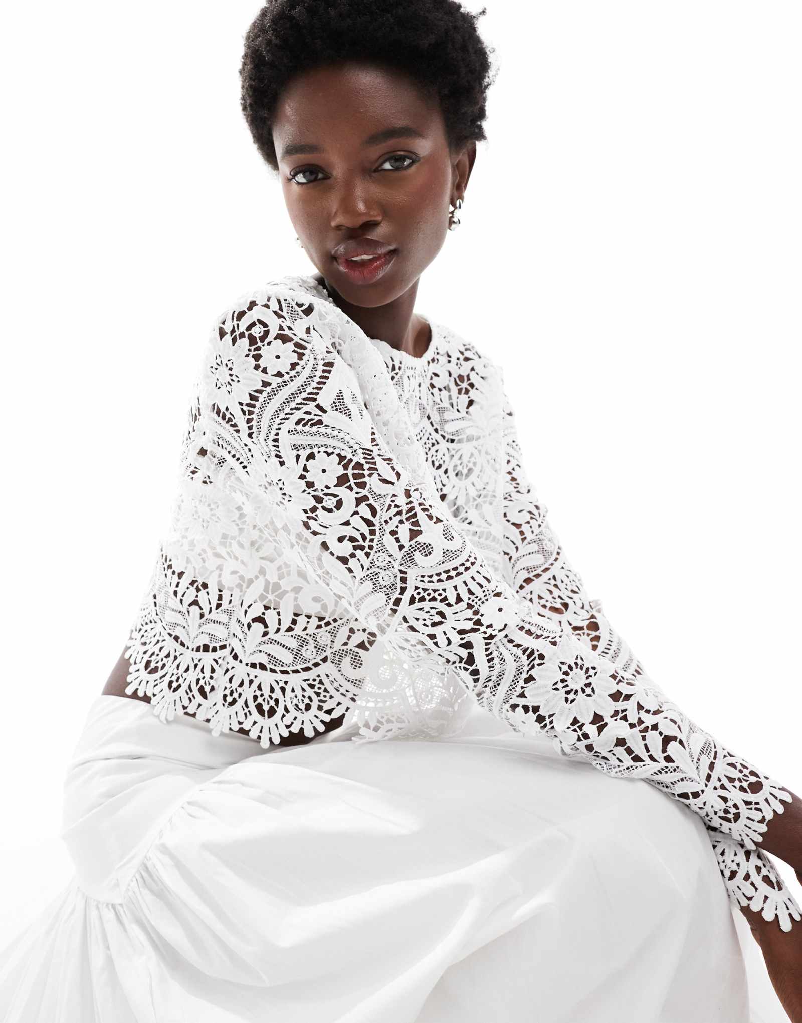 Укороченный топ с кружевным верхом в виде гребешка для новобрачных от TFNC белого цвета