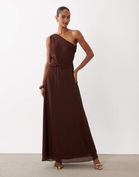 TFNC – Bridesmaid – Drapiertes Chiffon-Maxikleid in Schokobraun mit One-Shoulder-Träger und verdrehtem Detail an der Taille - view 1