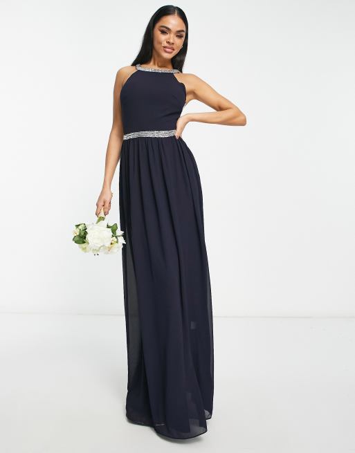 TFNC Bridesmaid – Granatowa szyfonowa sukienka maxi ze zdobieniami i odkrytymi plecami