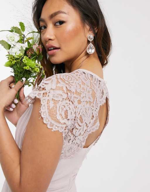 Craftsmanship of Lace-Sleeved Wedding Dresses