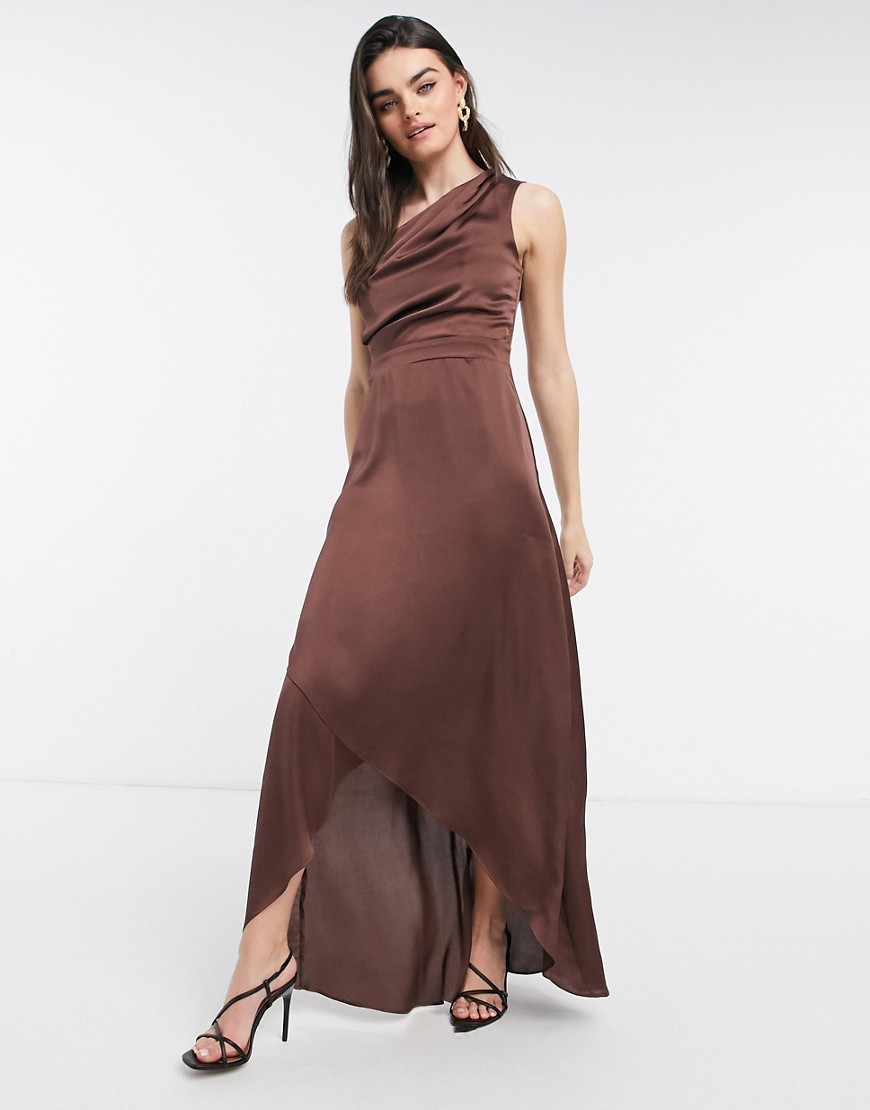TFNC - Bridesmaid - Lange jurk met blote schouder in chocoladebruin