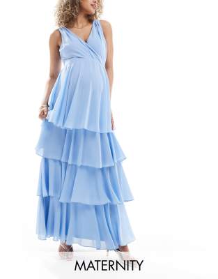 TFNC Bridesmaid Maternity - Gestuftes Chiffon-Maxikleid in Puderblau, Umstandsmode