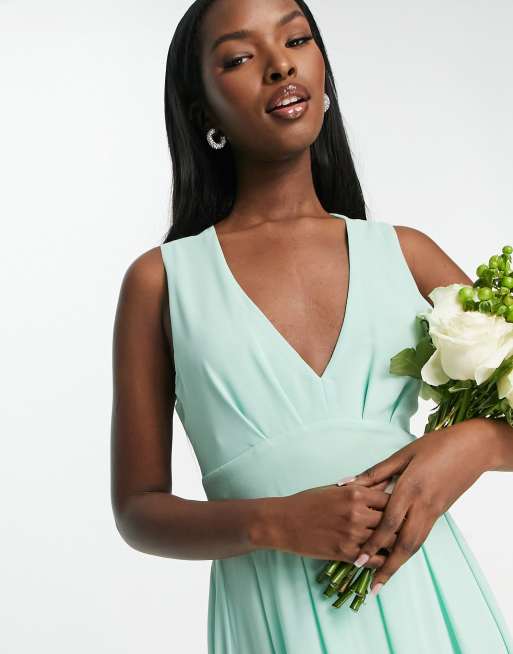 TFNC Bridesmaid Maxikleid aus Chiffon in frischem Salbeigrun mit V Ausschnitt vorne und plissiertem Rock ASOS