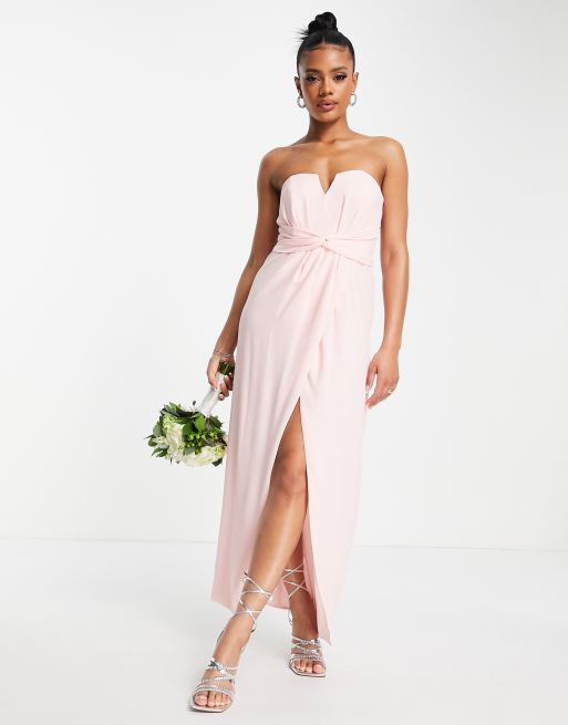TFNC Bridesmaid – Różowa sukienka kopertowa maxi z dekoltem bandeau i ozdobnym wiązaniem z tyłu 