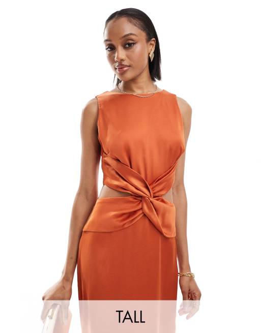TFNC Bridesmaids Tall – Rdzawa satynowa sukienka maxi z głębokim wycięciem w szpic na plecach i wycięciami w talii