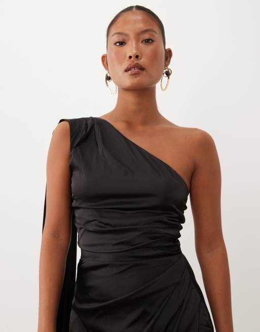 TFNC Brudepige Petite satin one shoulder maxikjole med draperet ryg og slids i sort, 3 af 4