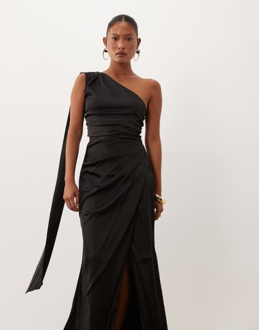 TFNC Brudepige Petite satin one shoulder maxikjole med draperet ryg og slids i sort, 4 af 4