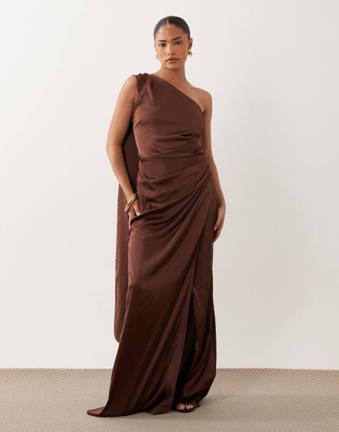 TFNC Brudepige Petite satin one shoulder maxikjole med draperet ryg og slidsdetalje i chokolade - view 1