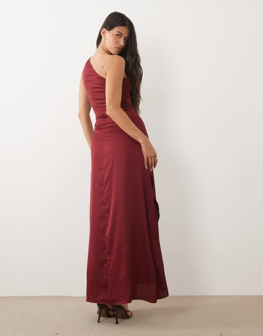 TFNC - Brudepiger - Bordeauxrød maxikjole i satin med slå om-nederdel og oneshoulder-design, 2 af 4