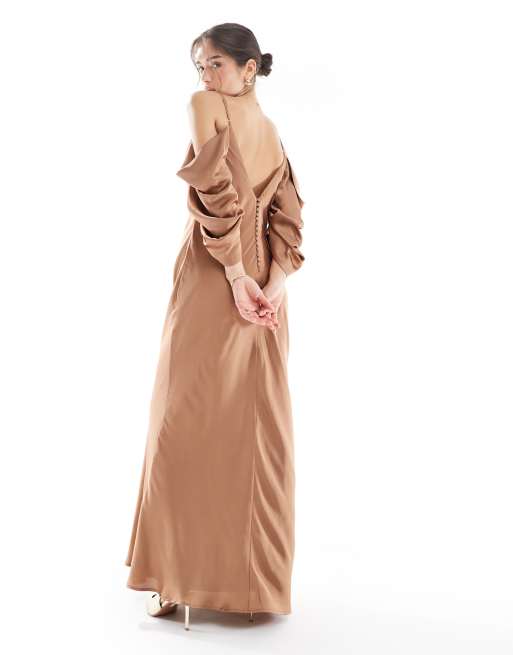 TFNC - Brudepiger - Mokkabrun cold shoulder-maxikjole med rynkede ærmer i chiffon, 3 af 4