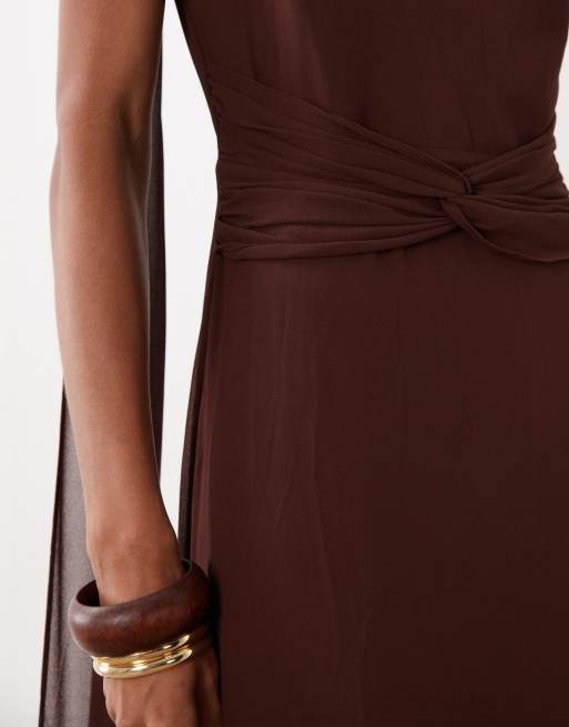 TFNC bruidsmeisjes chiffon jurk met blote schouder, gedraaide taille en gedrapeerde maxi in donkerbruin, 2 van 4