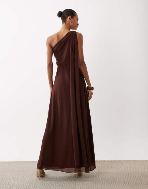 TFNC bruidsmeisjes chiffon jurk met blote schouder, gedraaide taille en gedrapeerde maxi in donkerbruin, 3 van 4