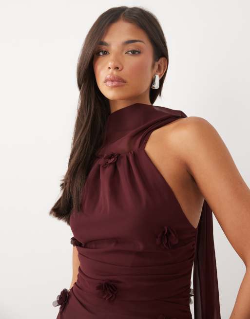 TFNC chiffon hoogsluitende mini-jurk met 3D-bloemenapplicatie en sjaaldetail in plum, 3 van 4