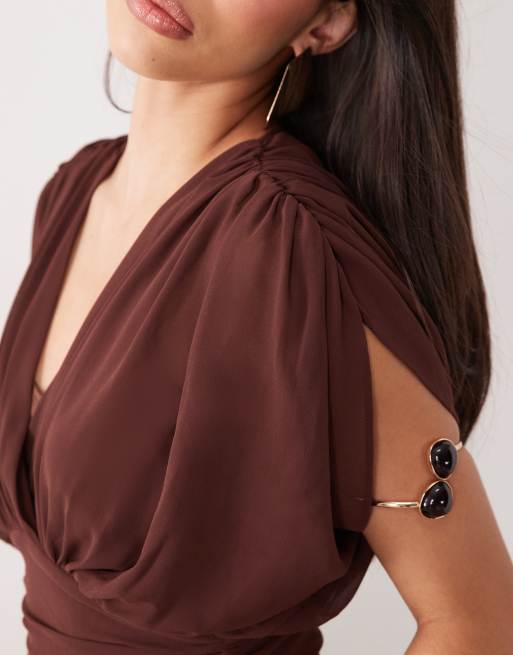 TFNC Chiffon-Maxikleid in Schokobraun mit geraffter Taille, transparent und nach hinten abfallendem Saum, 2 von 4