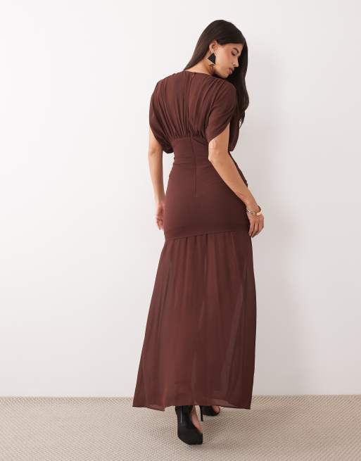 TFNC Chiffon-Maxikleid in Schokobraun mit geraffter Taille, transparent und nach hinten abfallendem Saum, 3 von 4