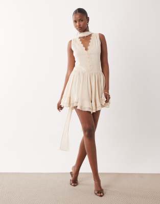 Chiffon-Playsuit in Cremeweiß mit V-Ausschnitt, Spitzendetail und Schaldetail Weiß 40