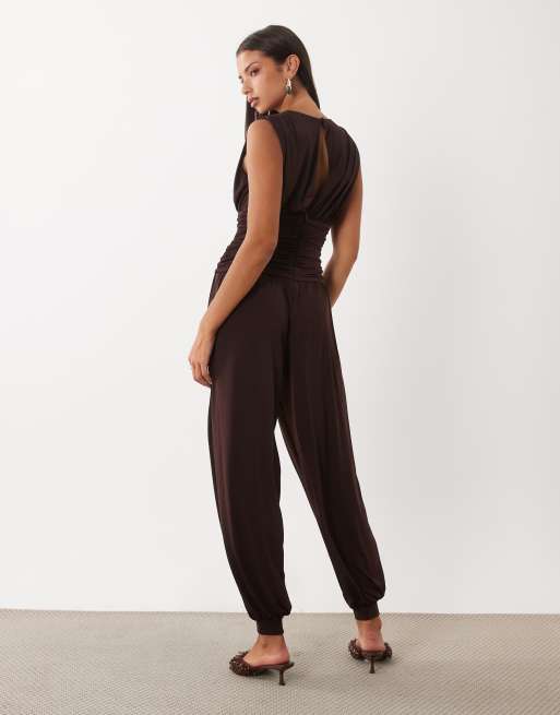 TFNC combinaison sans manches à décolleté plongeant et jambes ballon couleur chocolat, 4 de 4