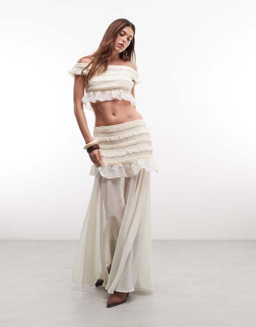 TFNC - Coordinato color crema con crop top con spalle scoperte e volant e gonna lunga trasparente