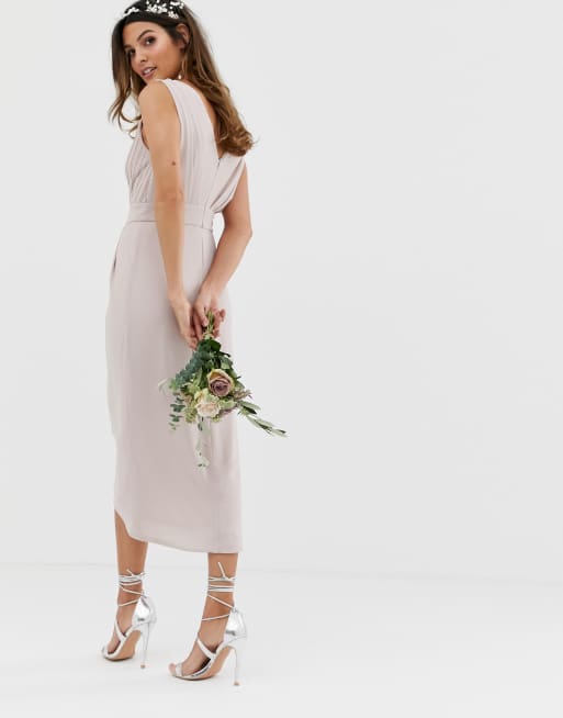 TFNC – Exklusives Brautjungfern-Midikleid in Braungrau mit Wickeldesign, 2 von 4