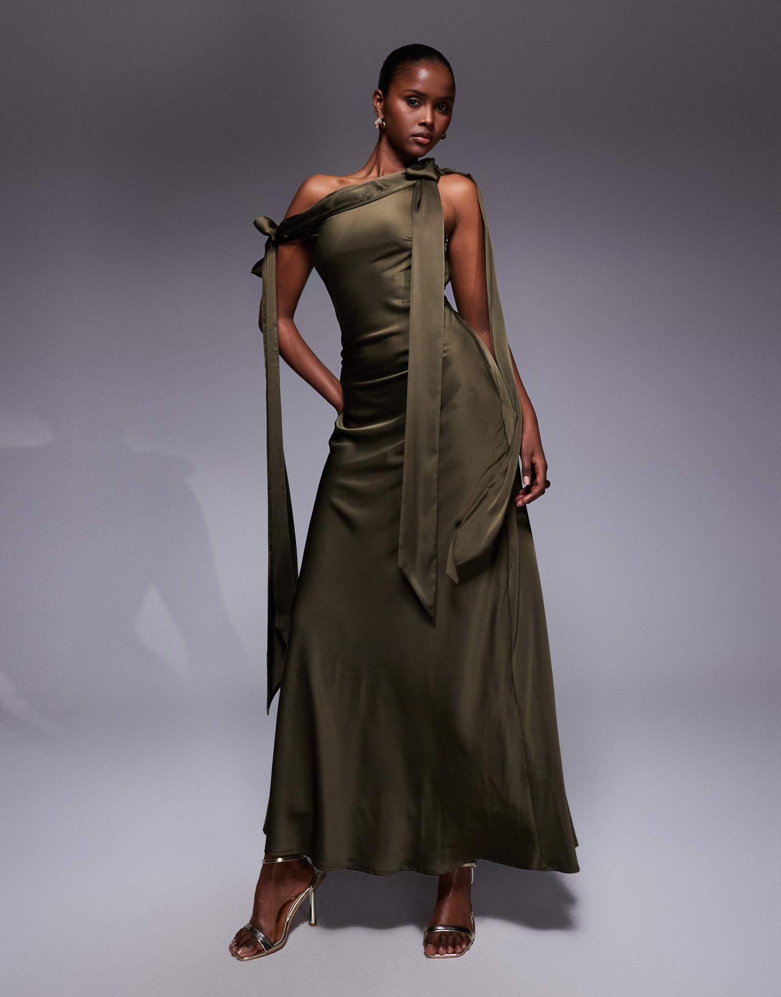 Макси-платье TFNC со спадающими плечами и завязками из оливкового атласа 