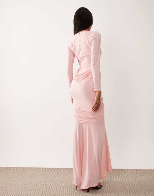 TFNC – Figurbetontes, langärmliges Maxikleid in Hellrosa mit Raffung, 2 von 4