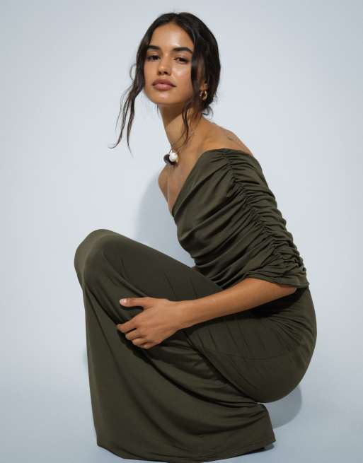 TFNC fließendes, drapiertes One-Shoulder-Maxikleid in Oliv, 4 von 5