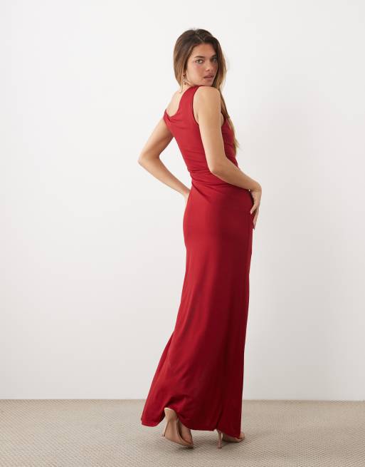 TFNC fließendes Maxikleid mit schulterfreiem Ausschnitt, Beinschlitz und in Rot, 3 von 4