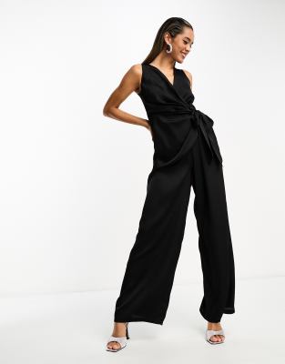 TFNC - Gewickelter Satin-Jumpsuit in Schwarz