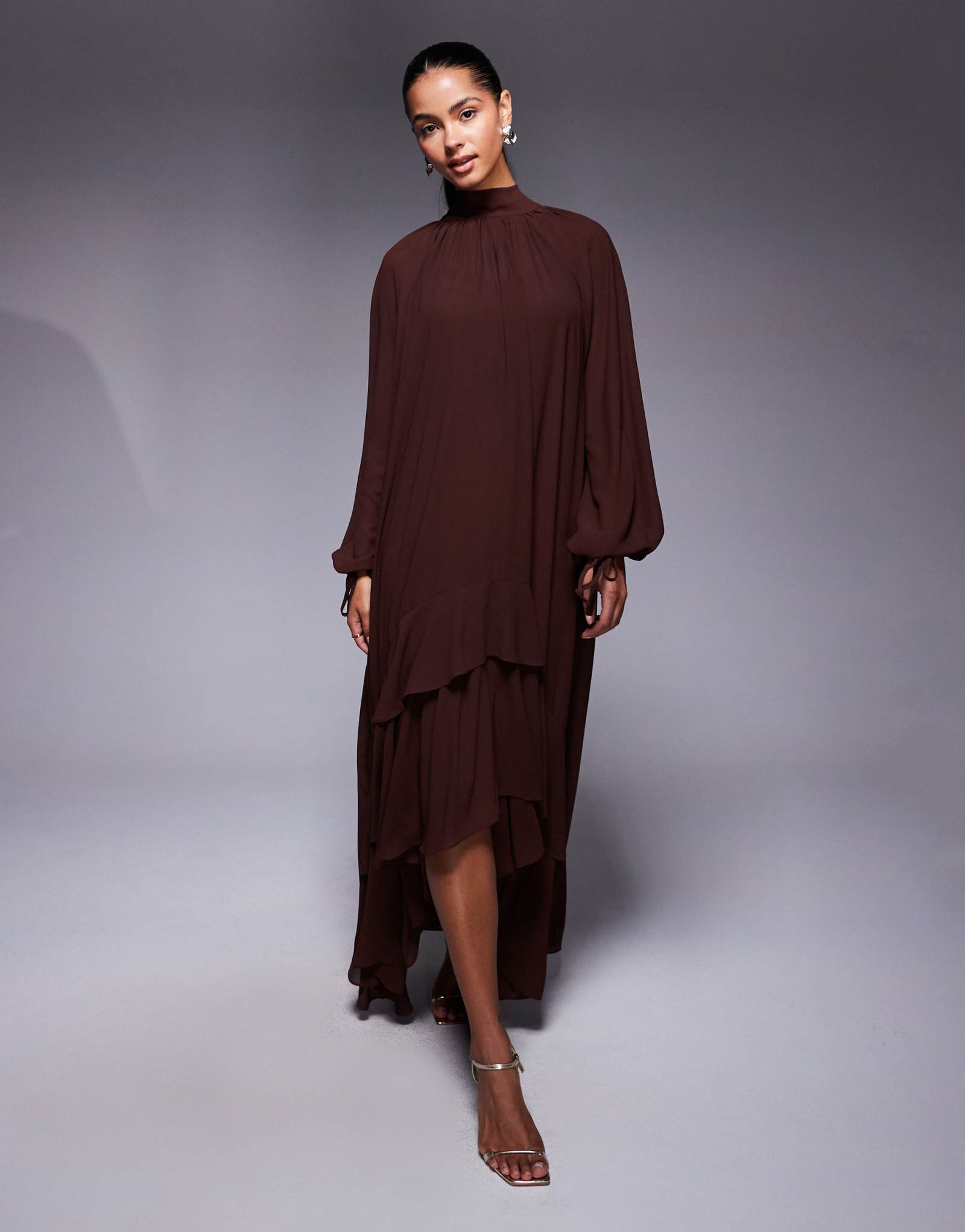 Макси-платье TFNC с высоким вырезом и длинными рукавами и оборками шоколадного цвета