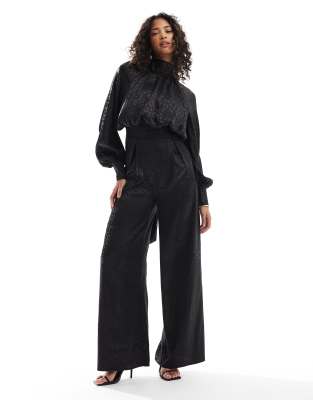 Thumbnail - TFNC - Hochgeschlossener, langärmliger Satin-Jumpsuit in Schwarz