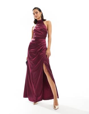 TFNC - Hochgeschlossenes Satin-Maxikleid in Beerenrot mit Neckholder-Lila