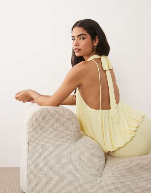 TFNC - Hoogsluitende maxi jurk van gladde stof met halternek en open achterkant in citroengeel, 3 van 4