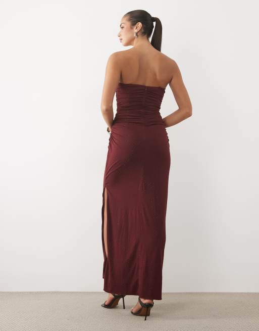 TFNC Hotfix trägerloses Maxikleid mit Korsett-Detail, hohem Schlitz und Burgunderrot, 2 von 4