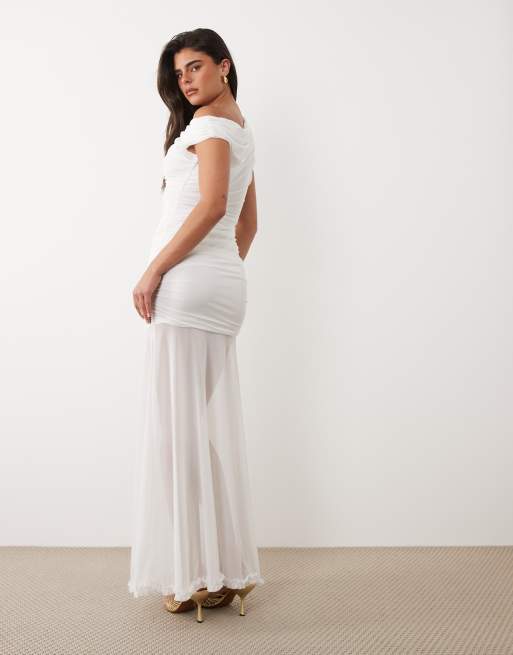 TFNC - Hvid asymmetrisk offshoulder-maxikjole med rynker og gennemsigtig kant i mesh, 3 af 4