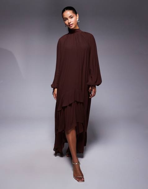 TFNC – Langärmliges Maxikleid in Schokoladenbraun mit hohem Ausschnitt und Rüschen - view 1