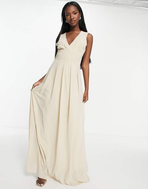 TFNC L invitee Robe longue en mousseline avec col V a l avant et jupe plissee Gris ASOS