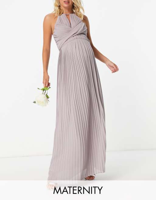 TFNC Maternity Bridesmaid Plissiertes Maxikleid in Grau mit Wickeldetail ASOS