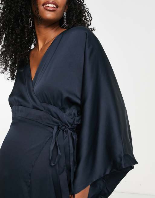 TFNC Maternity - Brudepige - Marineblå maxikjole i satin med kimonoærmer og slå-om, 4 af 4