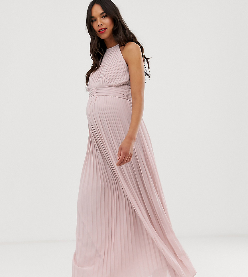 TFNC Maternity – Brudtärna – Brungrå exklusiv plisserad maxiklänning med hög ringning-Beige