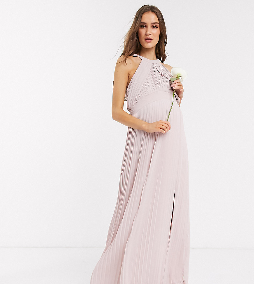 TFNC Maternity – Brudtärna – Rosa, plisserad maxiklänning, endast hos ASOS